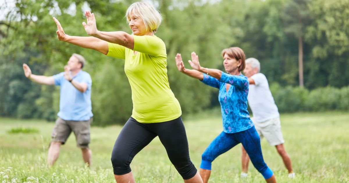 Pessoa praticando meditação e Qi Gong ao ar livre em Lisboa - Cultivo da calma interior Yang Sheng na Medicina Tradicional Chinesa