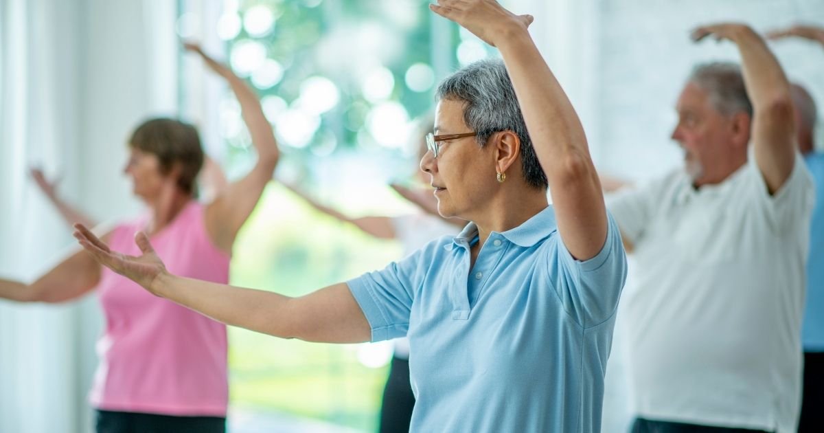 Prática de Tai Chi ao amanhecer - movimento que nutre o Qi