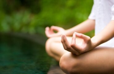 Pessoa praticando meditação e Qi Gong ao ar livre em Lisboa - Cultivo da calma interior Yang Sheng na Medicina Tradicional Chinesa