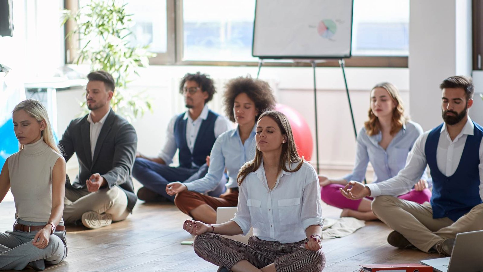 Sessão de meditação e bem-estar corporativo com equipa de empresa — Five Clinic Corporate Lisboa